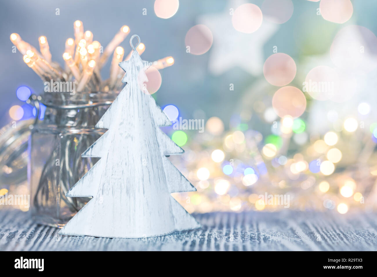 Weihnachten Tannenbaum mit Girlande Lichter auf festliche verschwommenen Hintergrund Stockfoto
