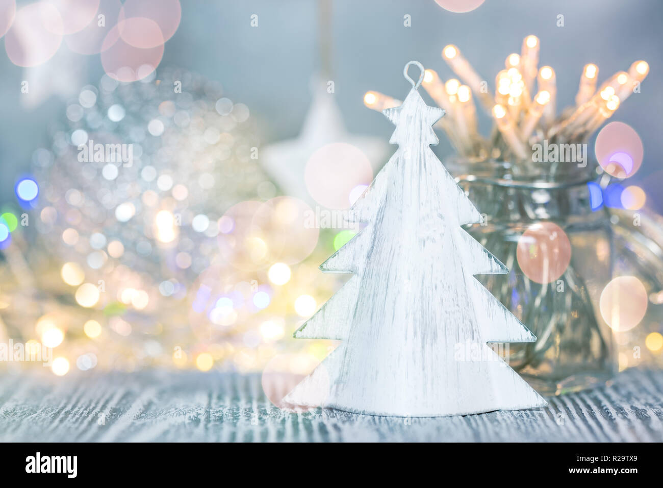 Winterurlaub Hintergrund mit unscharfen Weihnachtsbeleuchtung und Dekoration Stockfoto