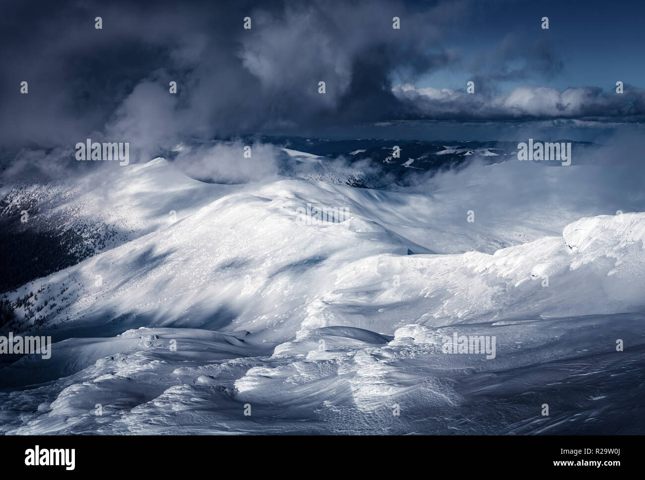 Fantastische Landschaft mit schneebedeckten Hügeln. Karpaten, Ukraine. Landschaftsfotografie Stockfoto