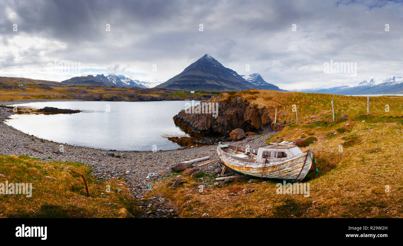 Typische Island Landschaft mit Fjorden, Bergen und alten Schiff Stockfoto