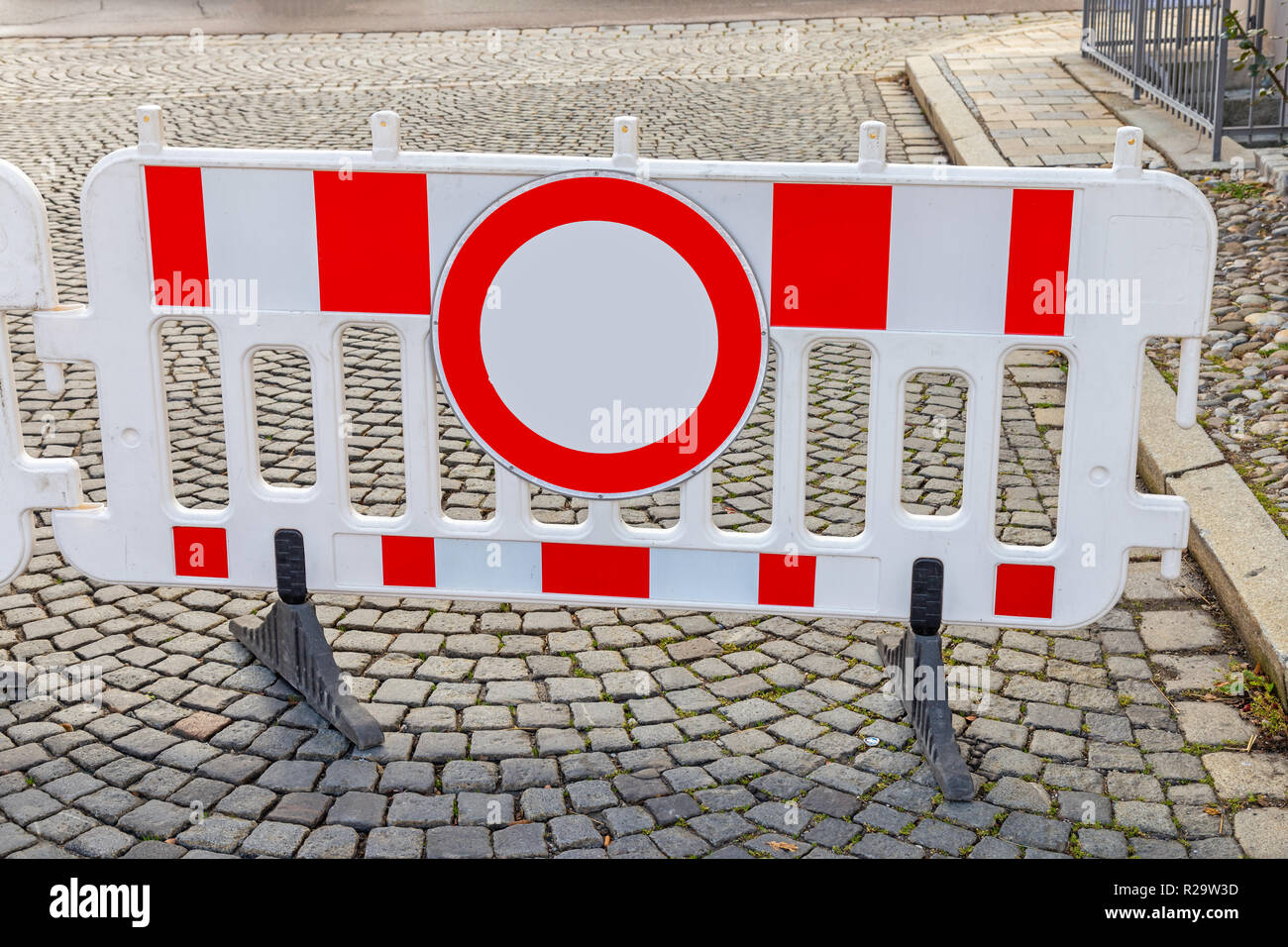 Mobile Straßensperre auf Natursteinpflastern Stockfoto