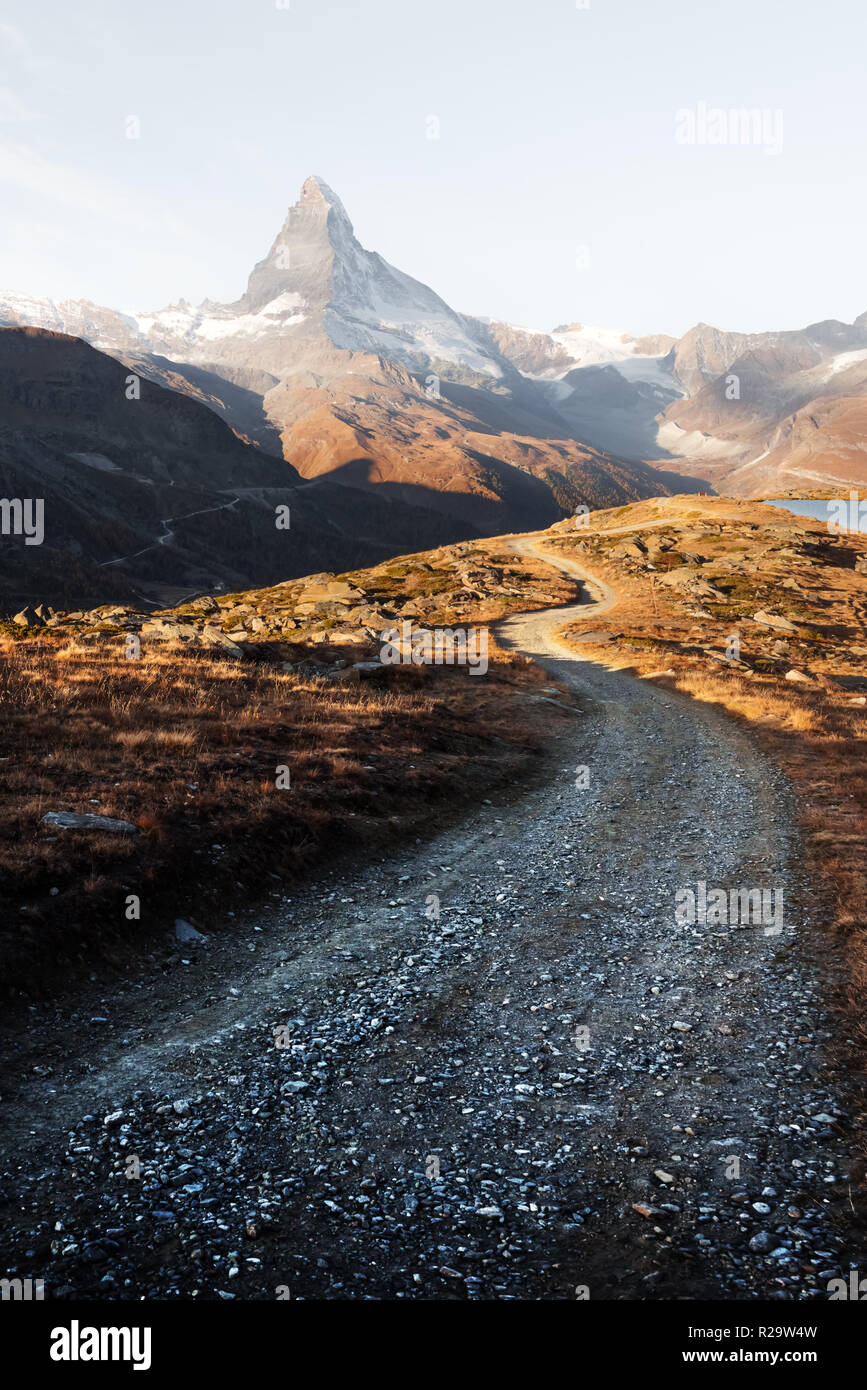 Malerische Aussicht auf das Matterhorn Matterhorn Gipfel, unbefestigte Straße und Stellisee See in der Schweizer Alpen. Zermatt Resort Lage, Schweiz. Landschaftsfotografie Stockfoto