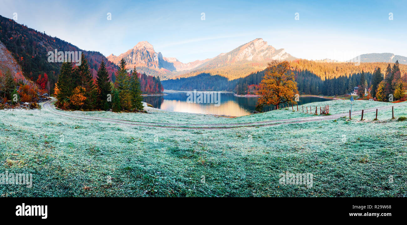 Ruhigen herbst Blick auf den Obersee in den Schweizer Alpen. Frosty Gras und Berge Reflexionen in klares Wasser. Nafels Dorf, Schweiz. Stockfoto