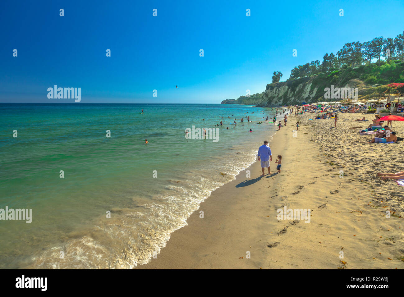 Malibu, Kalifornien, Vereinigte Staaten - 7. August 2018: Touristen im Sommer Urlaub sonnen und schwimmen im türkisblauen Wasser der Paradise Cove, Malibu, CA. Luxuriöse Reiseziel an der Pazifikküste. Stockfoto