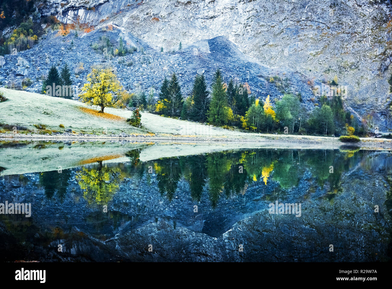 Ruhigen herbst Blick auf den Obersee in den Schweizer Alpen. Frosty Gras und Berge Reflexionen in klares Wasser. Nafels Dorf, Schweiz. Stockfoto