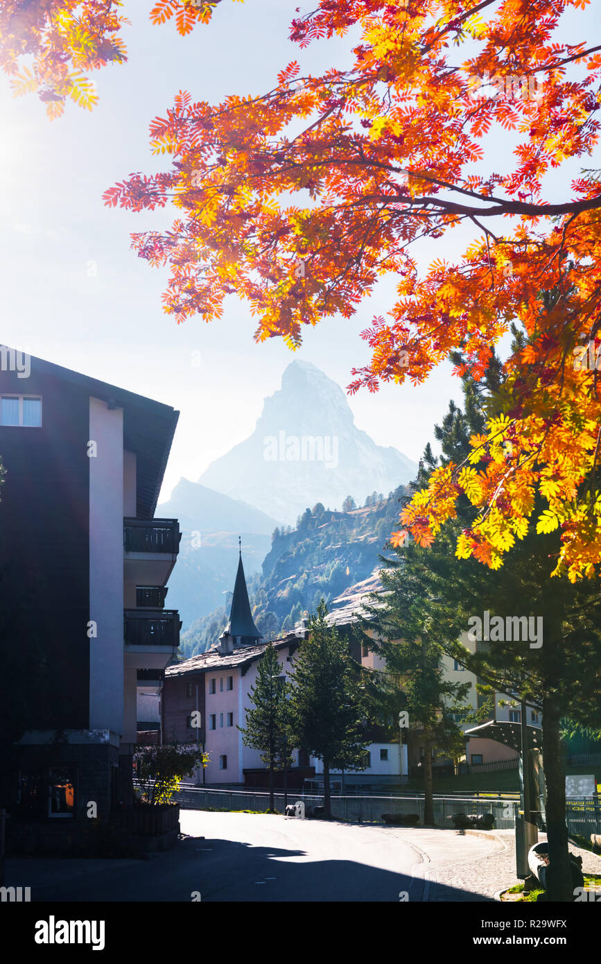 Malerische Ansicht von Zermatt Stadt Straße mit Blick aufs Matterhorn Gipfel und gelb Esche in den Schweizer Alpen. Schweiz, Europa. Landschaftsfotografie Stockfoto