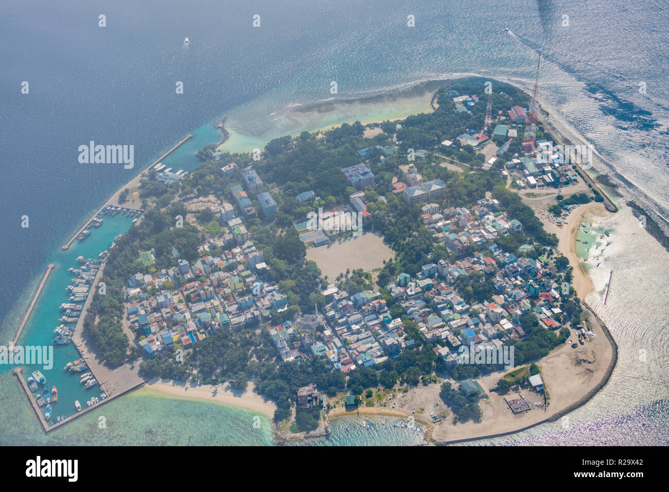 Luftaufnahme der Malediven Insellandschaft mit lokalem Inselstrand und Anlegestelle auf Atoll Insel Stockfoto