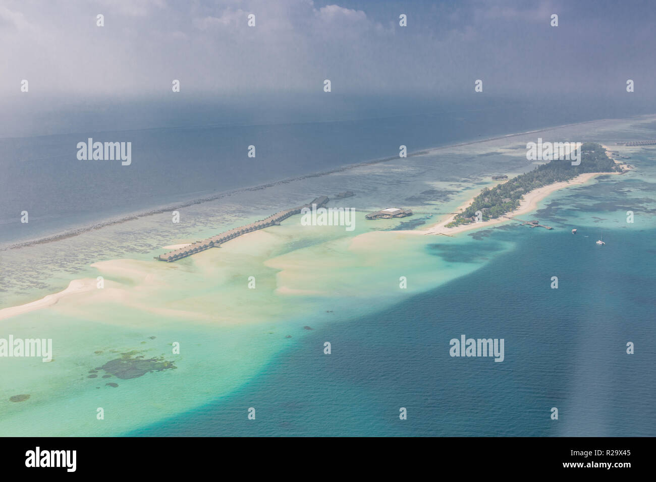 Luftaufnahme der Malediven Insellandschaft am frühen Morgen mit Resort Strand von Luxus tropischen Hotel Urlaub und Urlaub Stockfoto