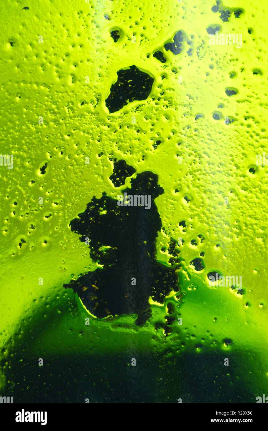 Ablagerungen in der grünen Flasche Wein Stockfoto