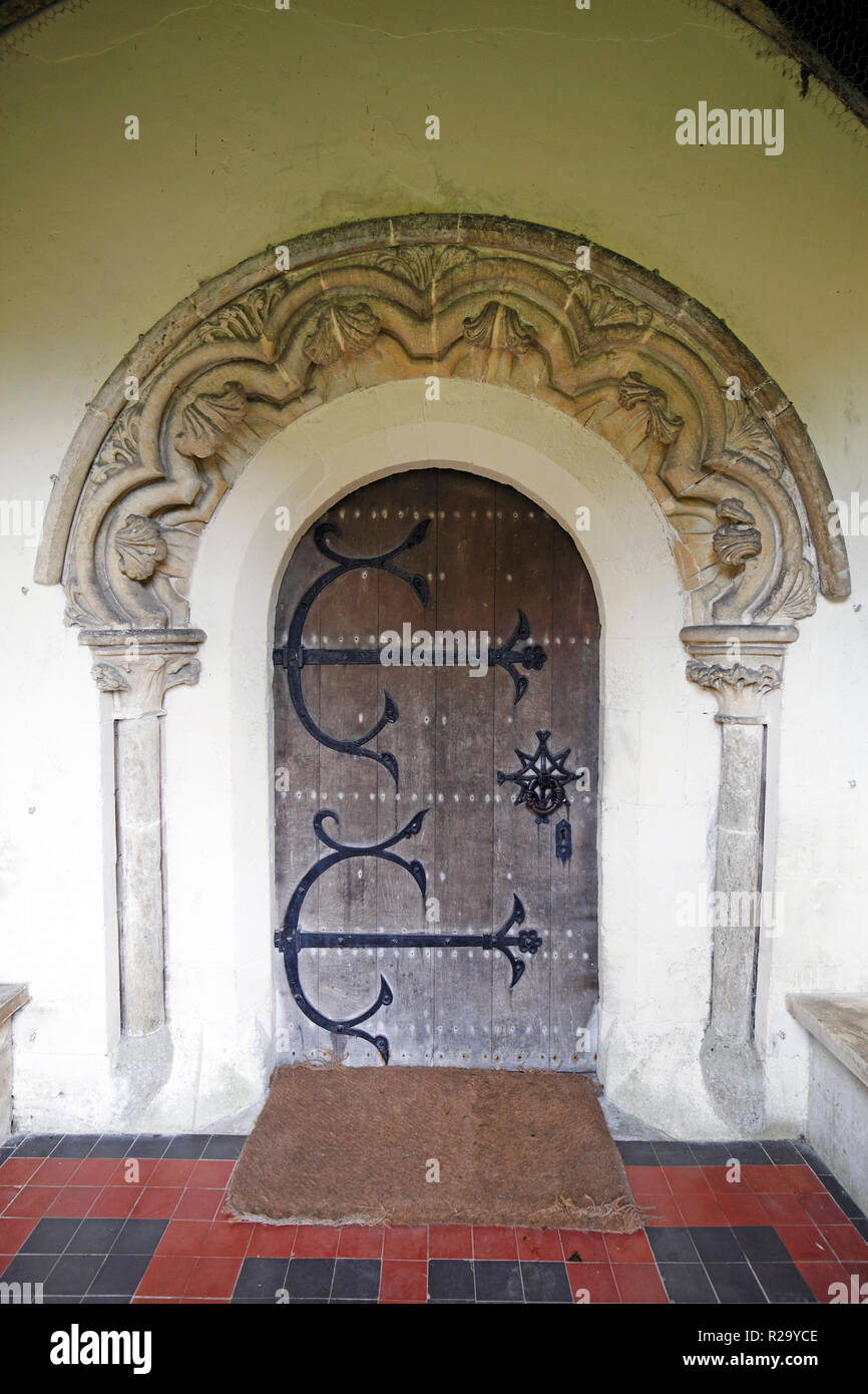 Aufwendige schmiedearbeiten Scharniere an der Eingangstür des Hl. Nikolaus von Myra, Ozleworth. Kirche in Gloucestershire. UK. In der Nähe von Newark Park. Stockfoto
