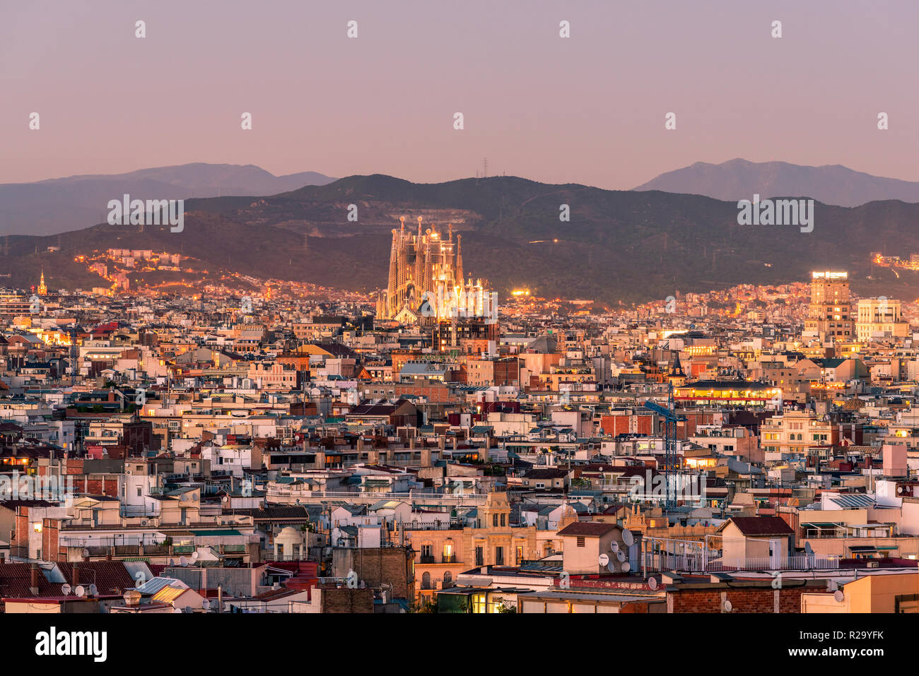 Die Skyline der Stadt mit Basilika Sagrada Familia Kirche in der Dämmerung, Barcelona, Katalonien, Spanien Stockfoto