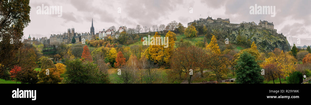 Panorama Aussicht auf das Edinburgh Castle vom Prince's Street, im Herbst Stockfoto