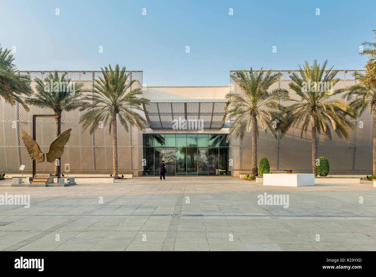 Abu Dhabi, Vereinigte Arabische Emirate, 7. Oktober 2018: Manarat Al Saadiyat. Dies ist ein High-Tech-Zentrum für lokale und internationale kulturelle Ausstellungen. Stockfoto