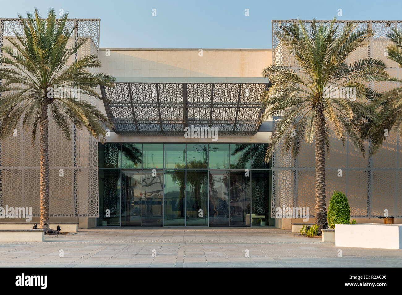 Abu Dhabi, Vereinigte Arabische Emirate, 7. Oktober 2018: Manarat Al Saadiyat. Dies ist ein High-Tech-Zentrum für lokale und internationale kulturelle Ausstellungen. Stockfoto