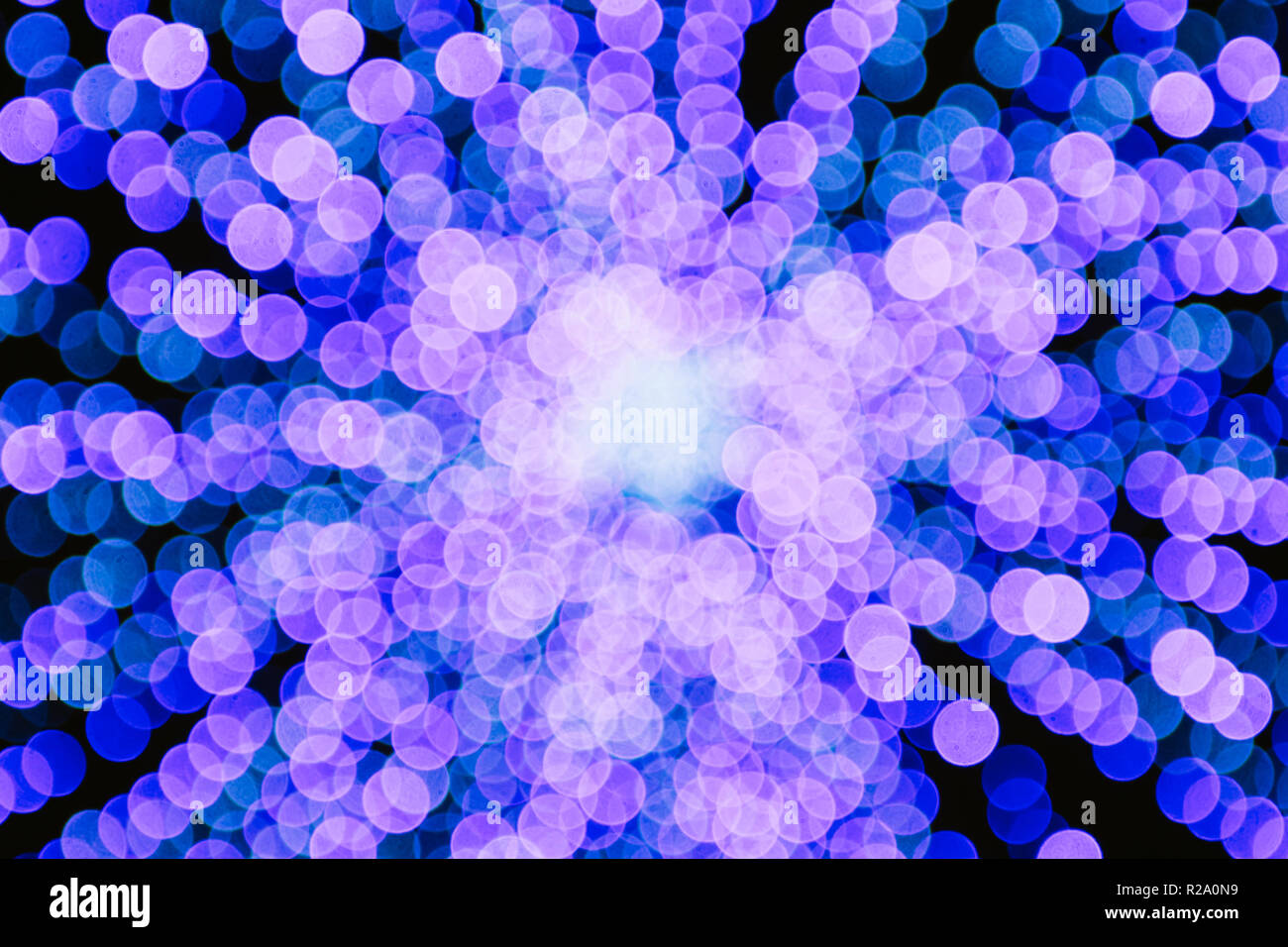 Hintergrund unscharf Weihnachten outdoor Girlande in violette Töne Stockfoto