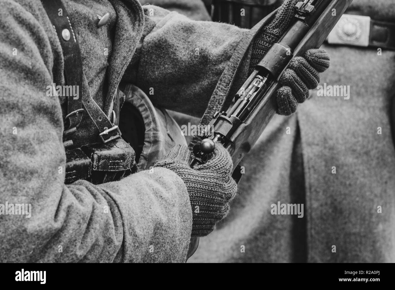 Mauser Waffe in den Händen der Wehrmacht Soldat im Zweiten Weltkrieg, die Schraube gespannt ist. Schwarzweiß gedreht Stockfoto