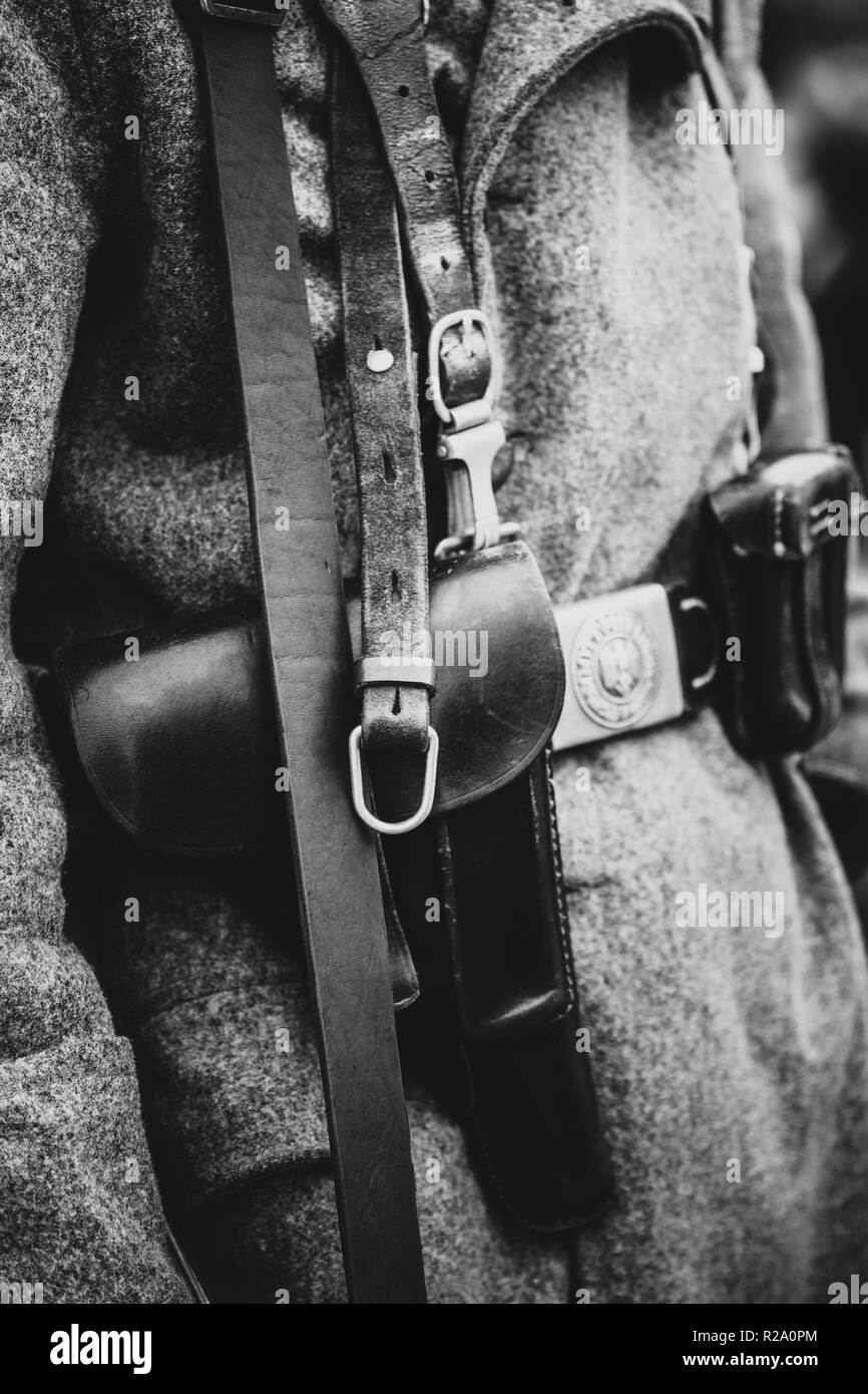 Leder Holster für eine Pistole auf die Uniform eines deutschen Soldaten des Zweiten Weltkrieges. Schwarzweiß gedreht Stockfoto