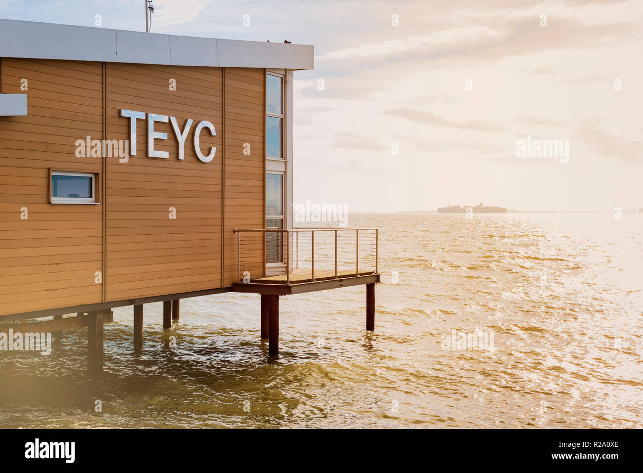 TEYC, Thames Estuary Yacht Club, Club Gebäude auf Stelzen am Wasser gebaut. Club Haus am Meer, Stockfoto