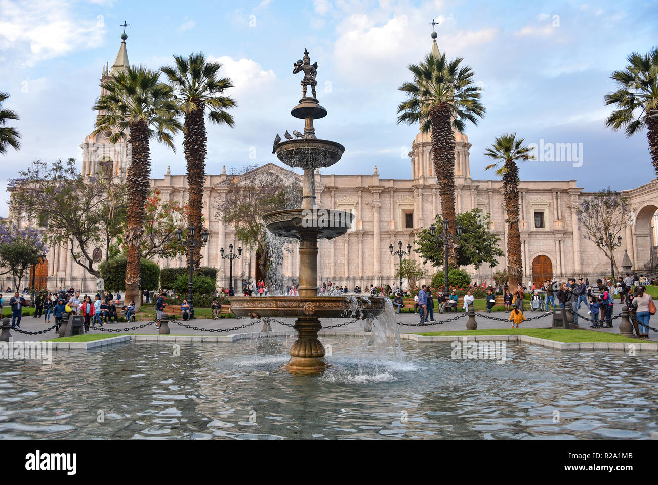 Blick auf die Plaza de Armas, Basilika Kathedrale und kolonialen Gebäude in Arequipa, Peru Stockfoto