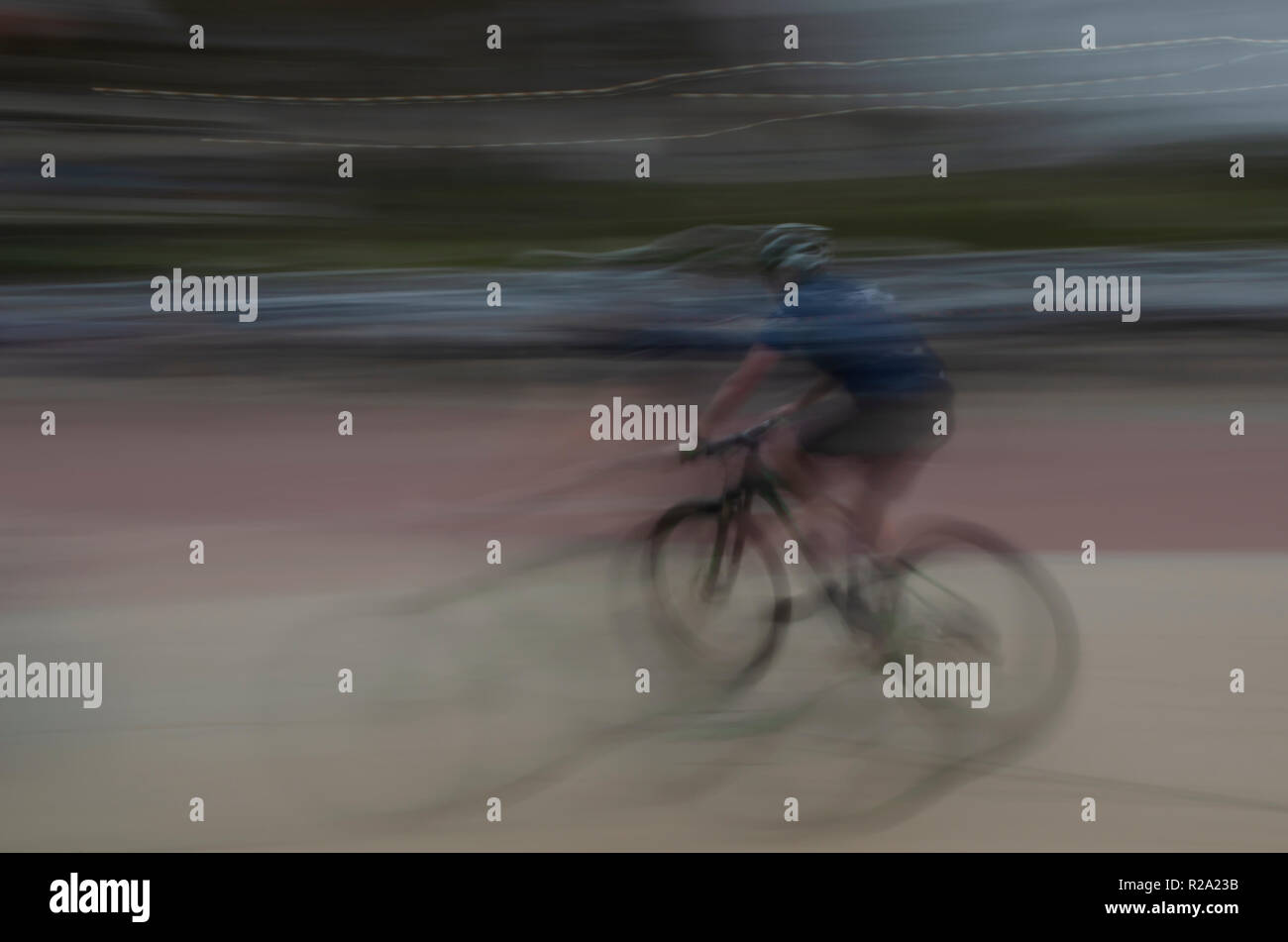 Am frühen Morgen fitness Ventilator Zyklen auf der Durban beachfront Promenade. Stockfoto