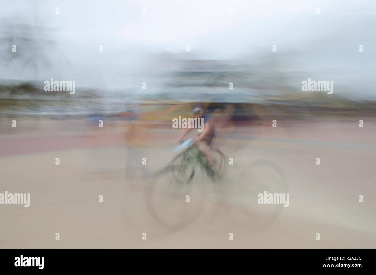 Am frühen Morgen fitness Ventilator Zyklen auf der Durban beachfront Promenade. Stockfoto