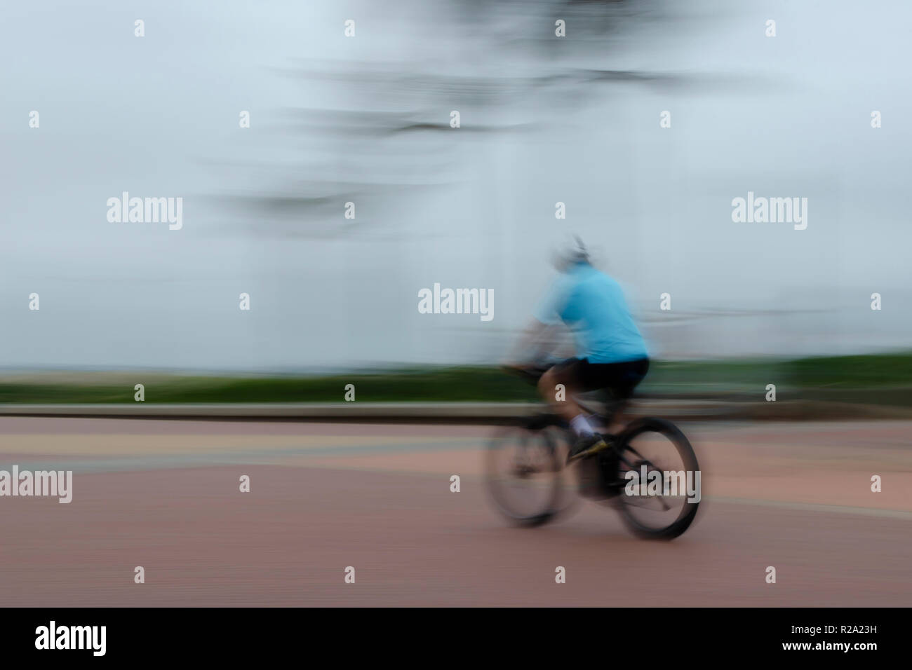 Am frühen Morgen fitness Ventilator Zyklen auf der Durban beachfront Promenade. Stockfoto