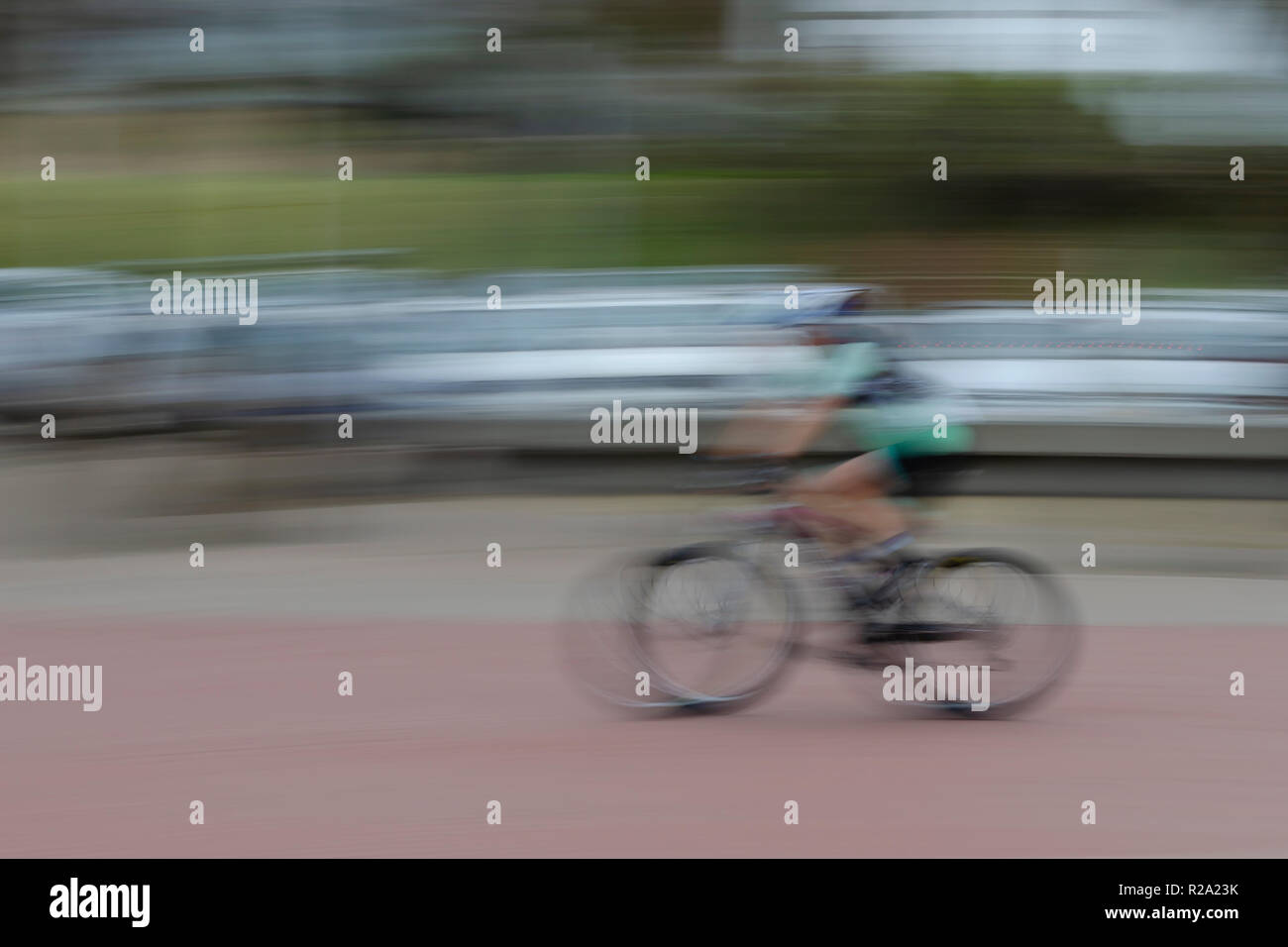 Am frühen Morgen fitness Ventilator Zyklen auf der Durban beachfront Promenade. Stockfoto