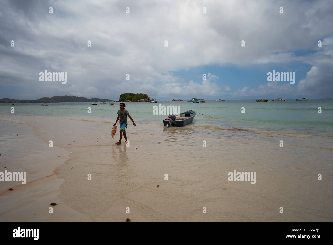 Lokale fischer Seychellen am Strand Stockfoto
