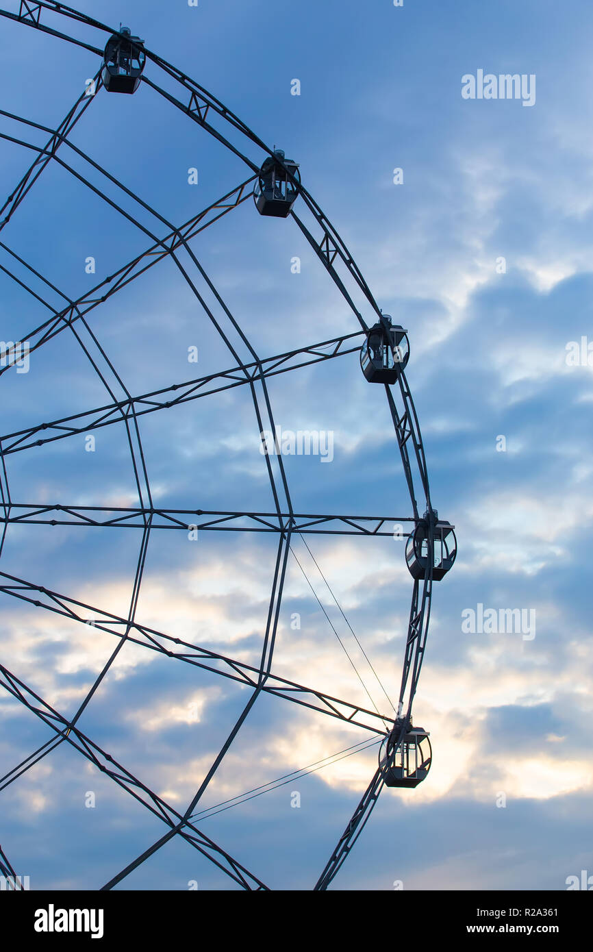 Carnival ride zeigen eine sich drehende Riesenrad in Aktion - lange Belichtung geschossen. Stockfoto