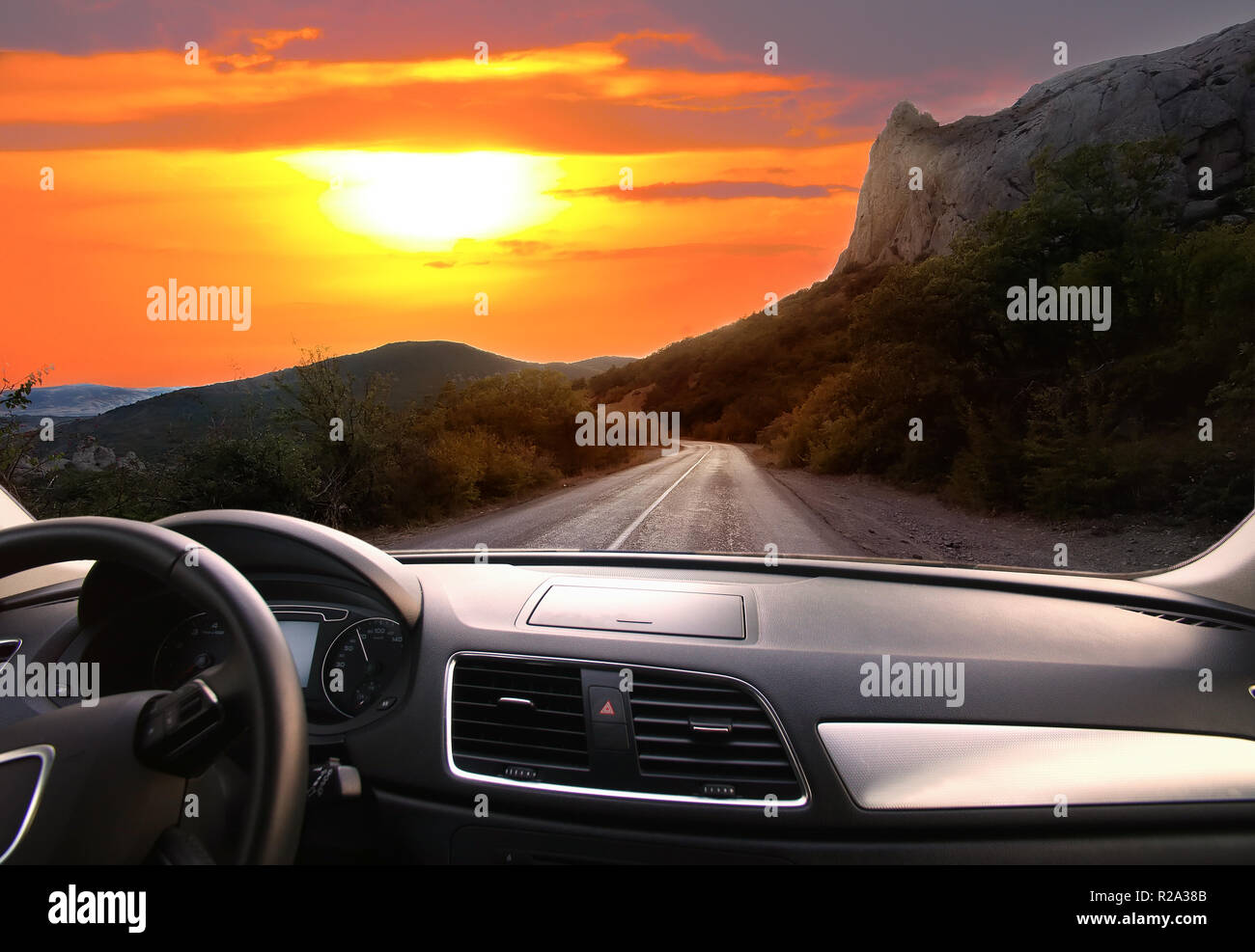 Blick aus dem Auto. Schönen Sonnenuntergang über dem Land mountain Highway Stockfoto