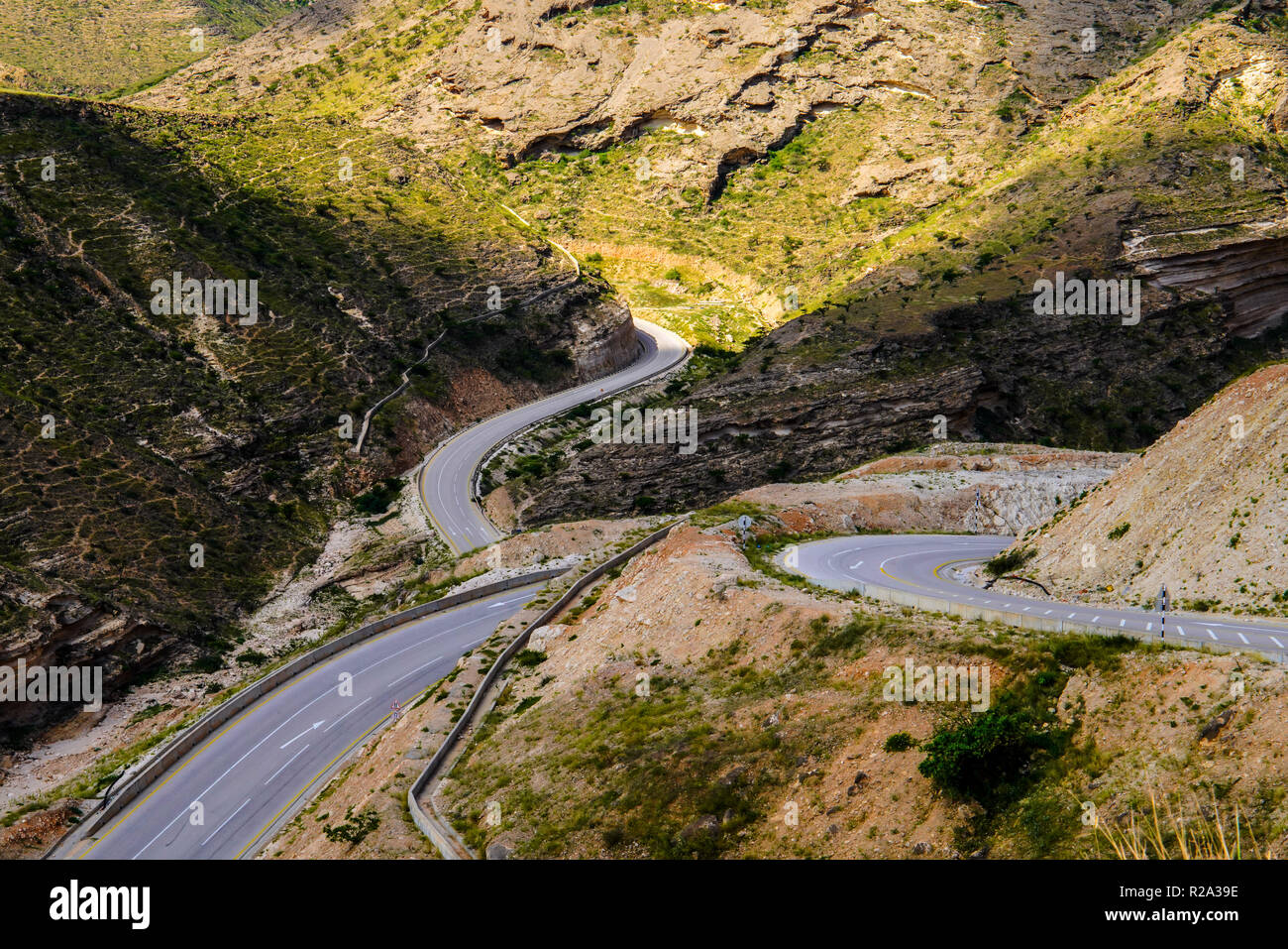 Zick-zack-Straße durch die südlichen Dhofar, Jabal al-Qamar, Oman. Stockfoto