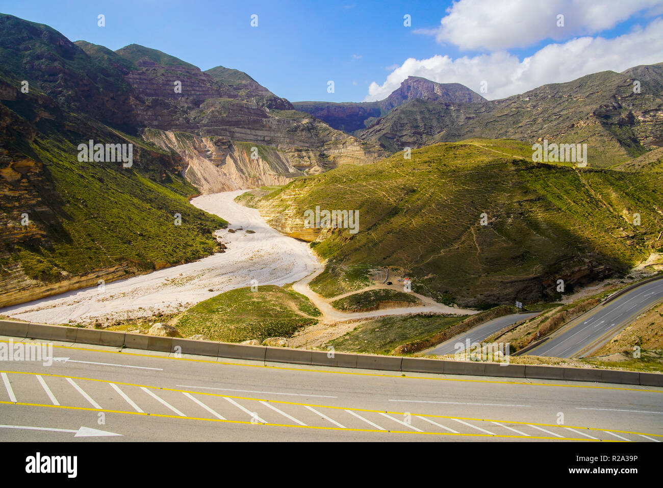 Zick-zack-Straße durch die südlichen Dhofar, Jabal al-Qamar, Oman. Stockfoto