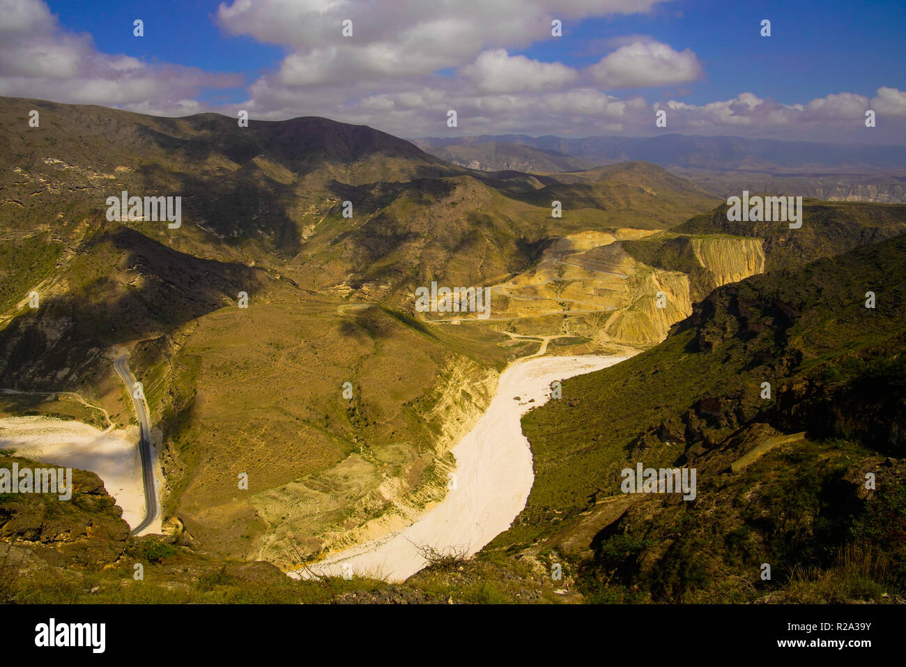 Zick-zack-Straße durch die südlichen Dhofar, Jabal al-Qamar, Oman. Stockfoto