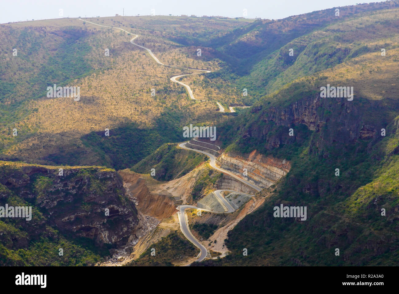 Zick-zack-Straße durch die südlichen Dhofar, Jabal al-Qamar, Oman. Stockfoto
