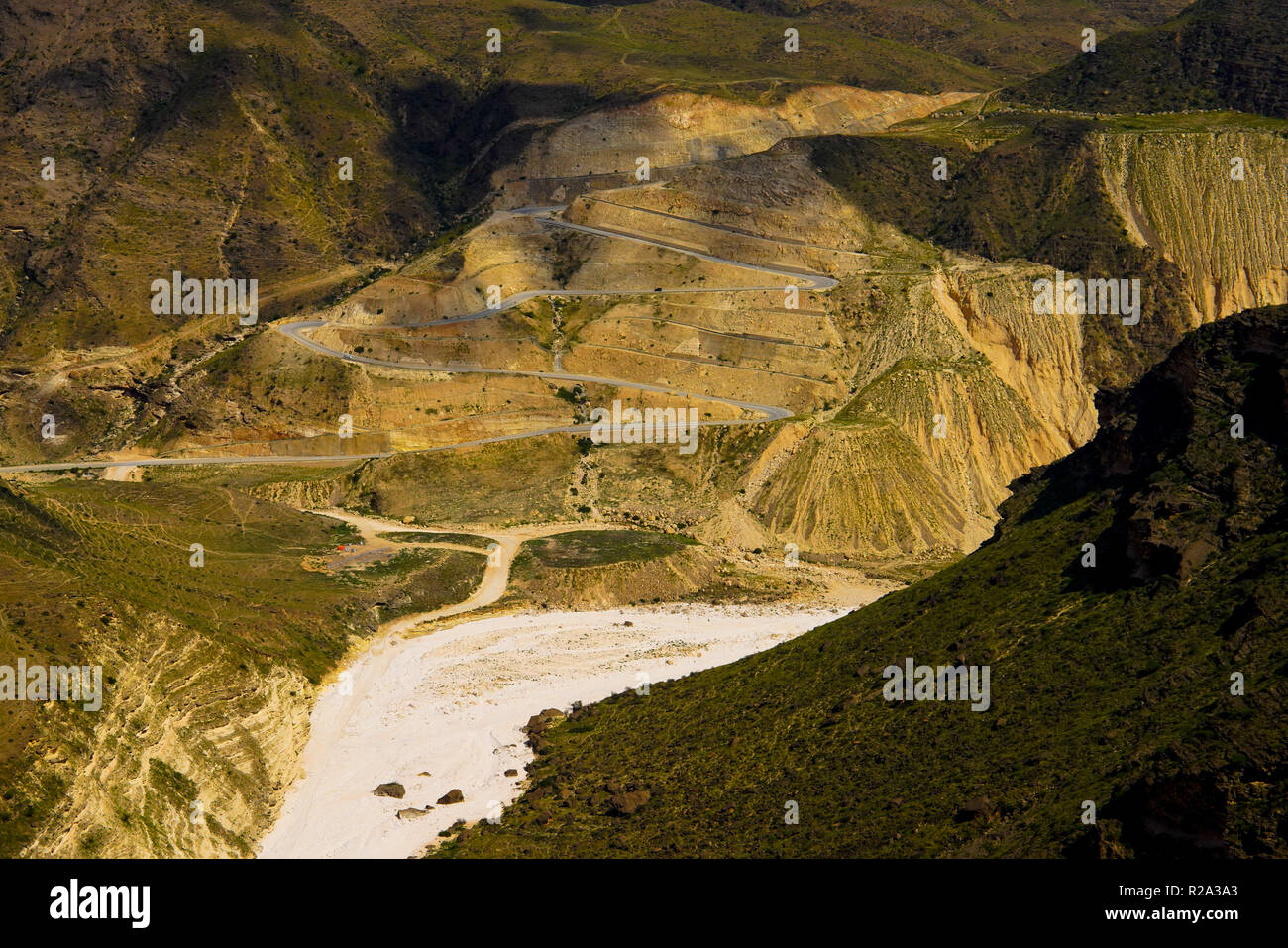 Zick-zack-Straße durch die südlichen Dhofar, Jabal al-Qamar, Oman. Stockfoto