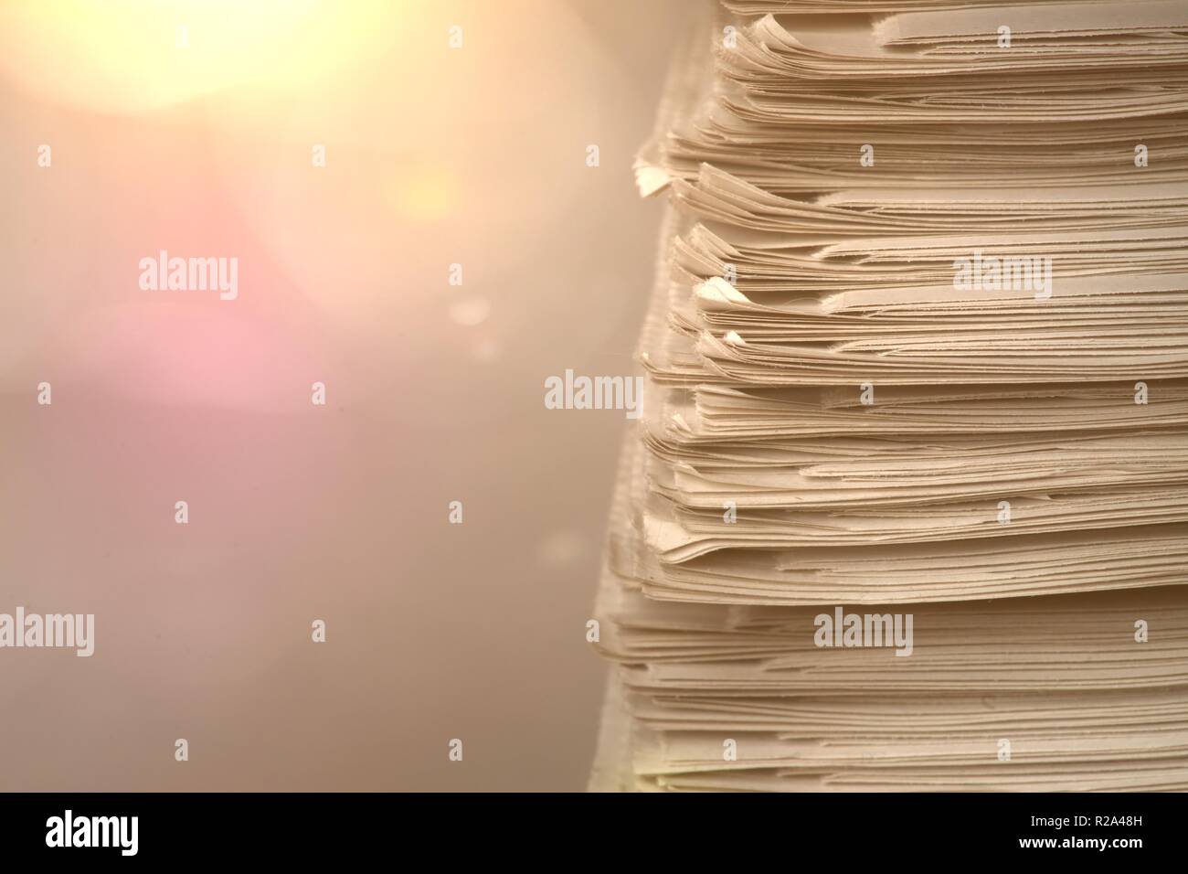 Stapel Zeitung mit bokeh Hintergrund und Kopieren. Stockfoto