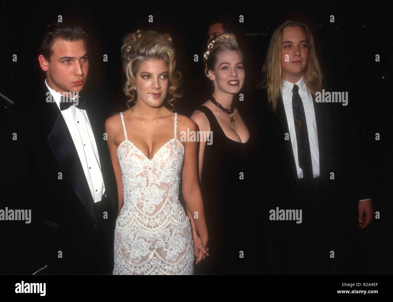 BEVERLY HILLS, Ca - 23. Januar: (L-R) Nick Savalas, Schauspielerin Tori Spelling Jennie Garth, Schauspielerin und Daniel Clark nehmen an der 50. jährlichen Golden Globe Awards am 23. Januar 1993 im Beverly Hilton Hotel in Beverly Hills, Kalifornien. Foto von Barry King/Alamy Stock Foto Stockfoto