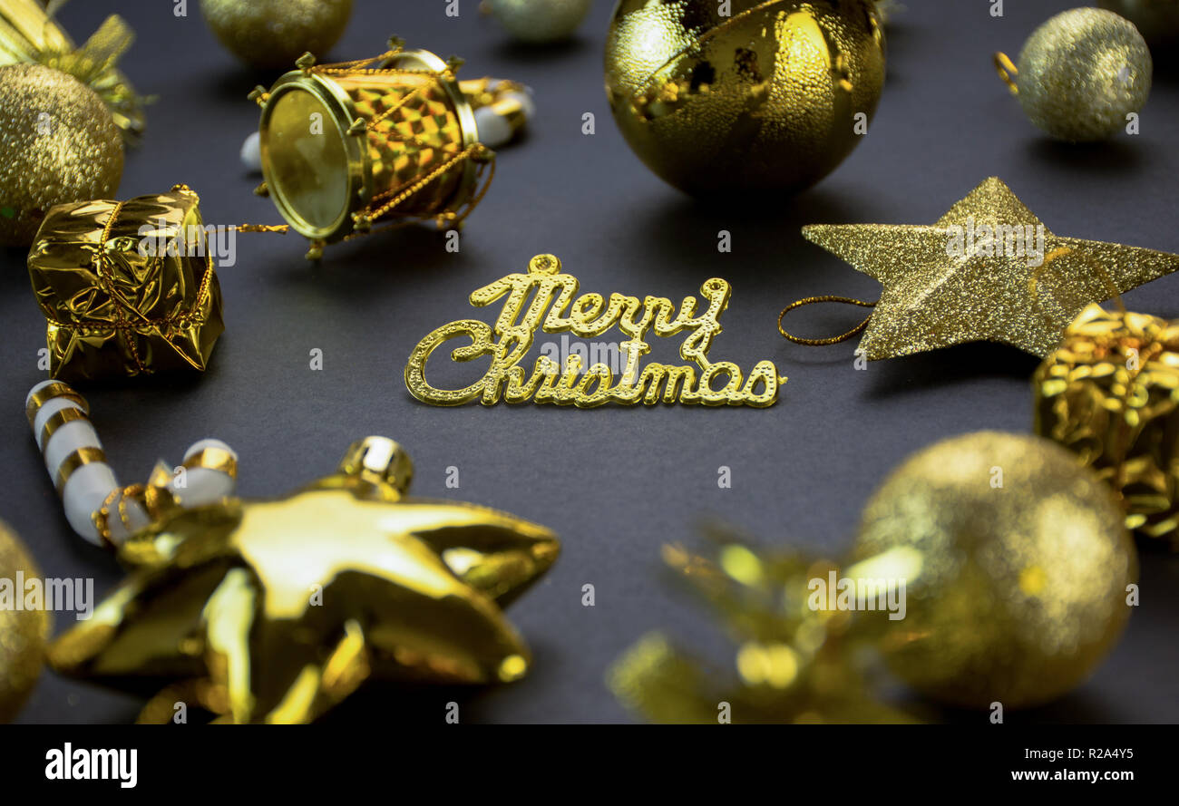 Frohe Weihnachten Dekorationsartikel mit schwarzen Blackground, Geschenk, Gold und Rot Farbe Kugel Stockfoto
