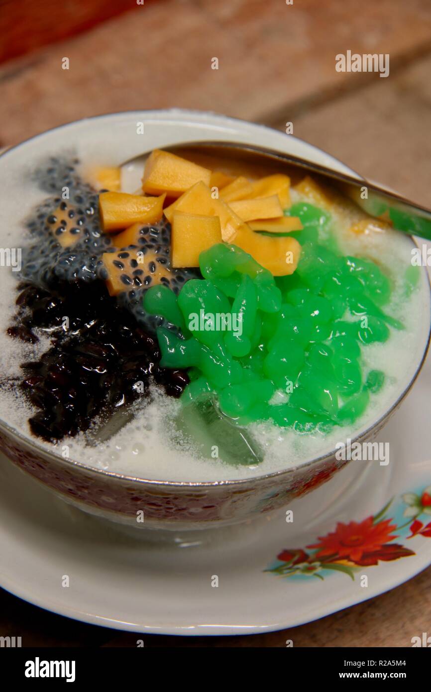 Es Dawet Telasih, Javanisch kaltes Dessert mit Pandan und Reis Nudeln Gelee mit Jackfruit, Schwarzer Klebreis, Basilikum Samen in süßen Kokosmilch Suppe. Stockfoto