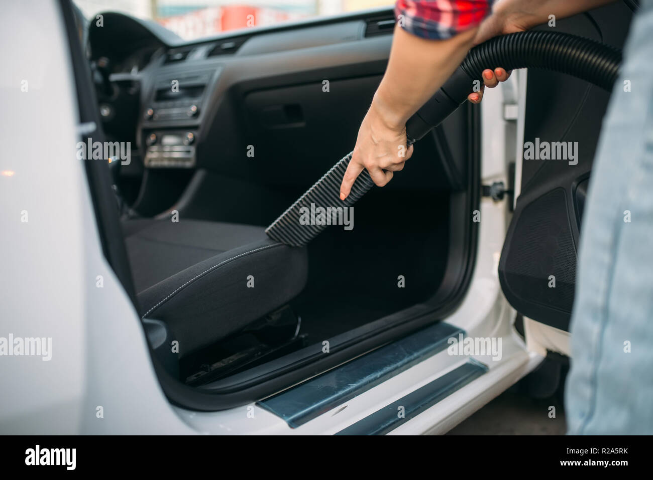 Frau reinigt Auto Innenraum mit Staubsauger, Autowäschen. Dame mit Hoover  auf Self-service-Auto waschen. Outdoor Fahrzeug reinigen Stockfotografie -  Alamy