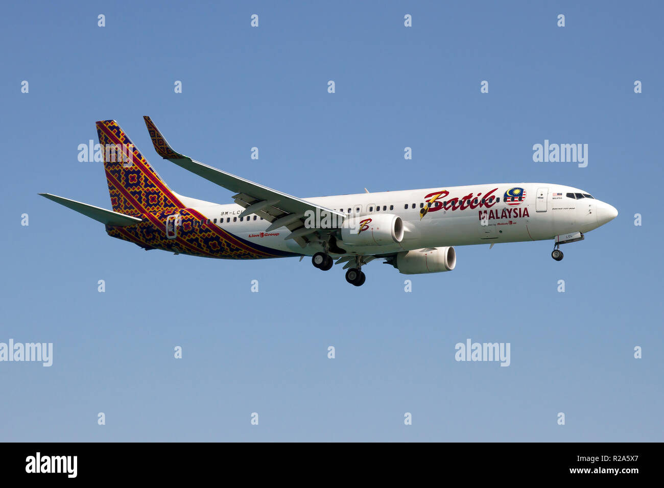 Batik Air Malaysia Boeing 737-800 Landung am Flughafen Phuket. Stockfoto