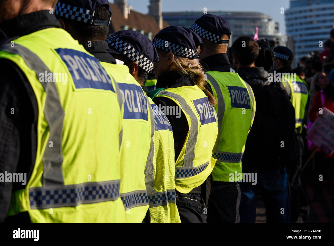 Polizeilinie bei Extinction Rebellion protestiert gegen "Rebellion gegen die britische Regierung wegen krimineller Untätigkeit angesichts der Klimakatastrophe" Stockfoto