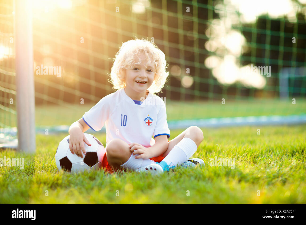 Kinder spielen Fußball im freien Feld. England team Fans. Kinder ...