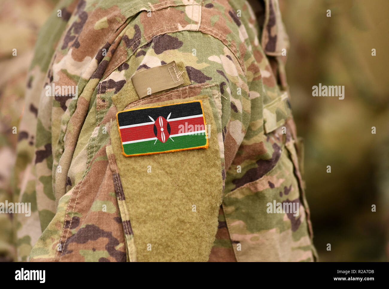 Kenia Flagge auf Soldaten arm. Kenia Truppen (Collage) Stockfoto