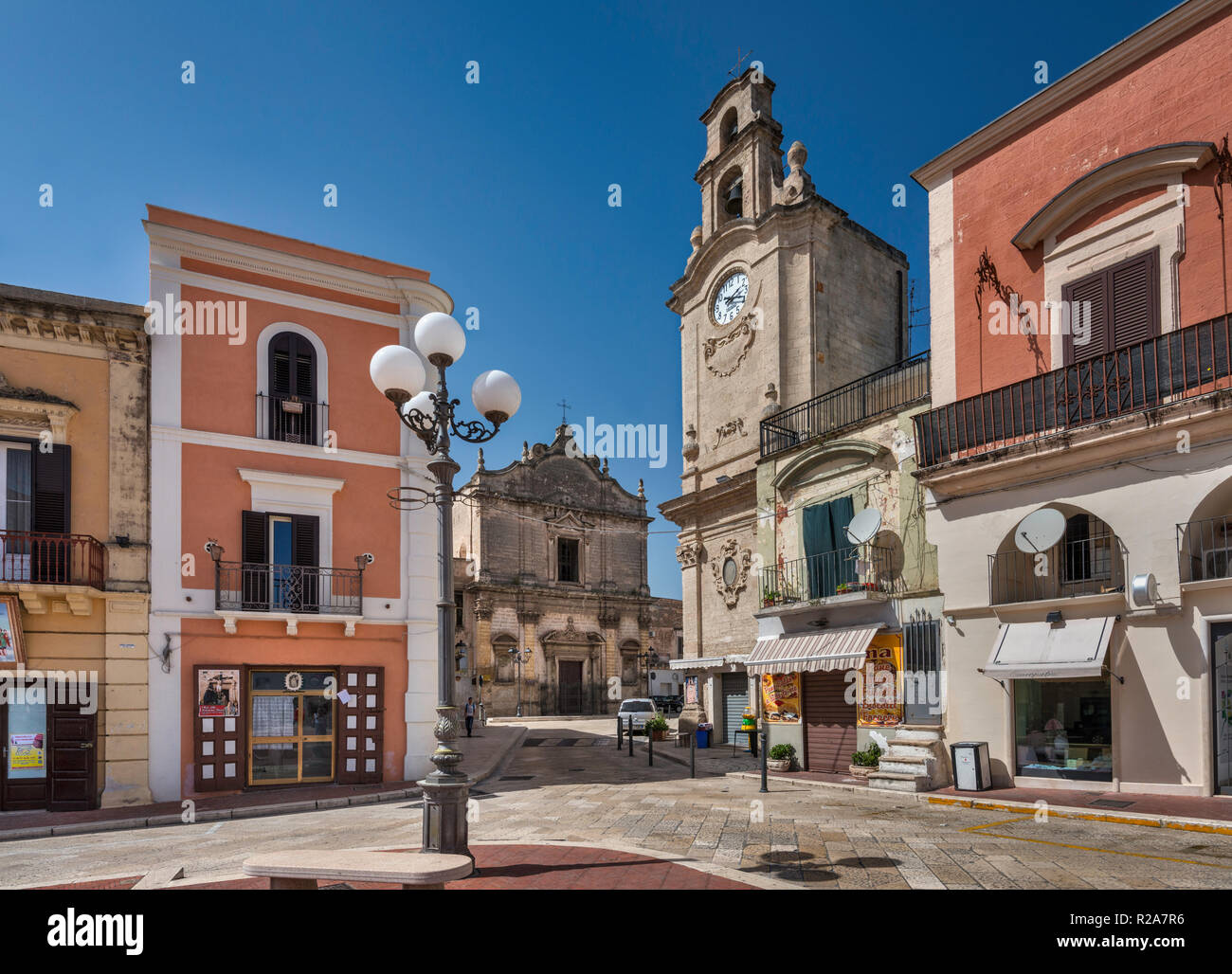 Kirche von San Benedetto, 18. Jahrhundert, Barock, Clock Tower, Blick von der Piazza Giuseppe Garibaldi in Massafra, Apulien, Italien Stockfoto