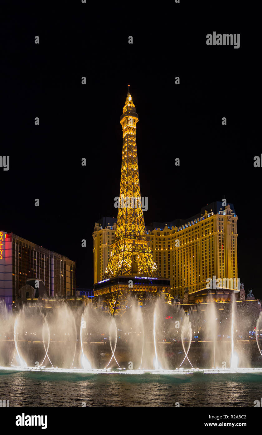 LAS VEGAS, NV, USA - 15. September 2018: Downtown, Las Vegas Strip bei Nacht. Wahrzeichen, Paris Hotel-Casino, Brunnen, Eiffelturm. Stockfoto