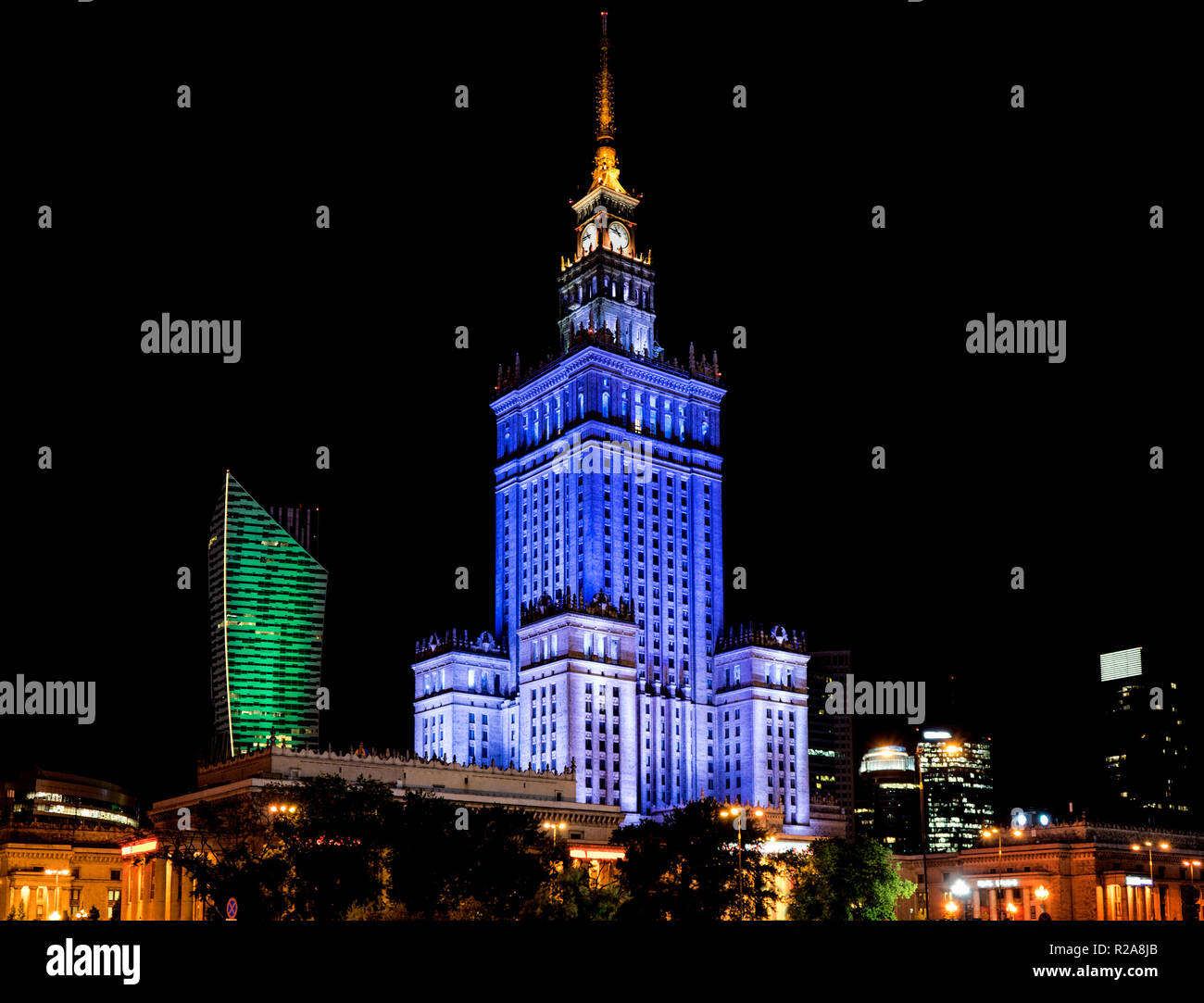 Nachtansicht der Sowjetischen erbaute Palast der Wissenschaft und Kultur in Warschau, Polen. Stockfoto