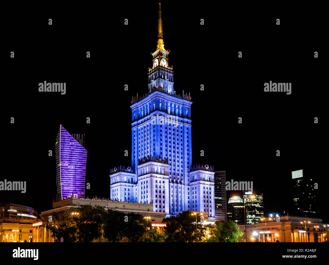 Nachtansicht der Sowjetischen erbaute Palast der Wissenschaft und Kultur in Warschau, Polen. Stockfoto