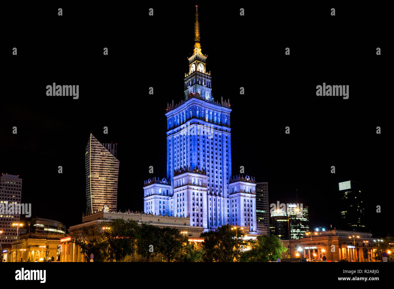 Nachtansicht der Sowjetischen erbaute Palast der Wissenschaft und Kultur in Warschau, Polen. Stockfoto