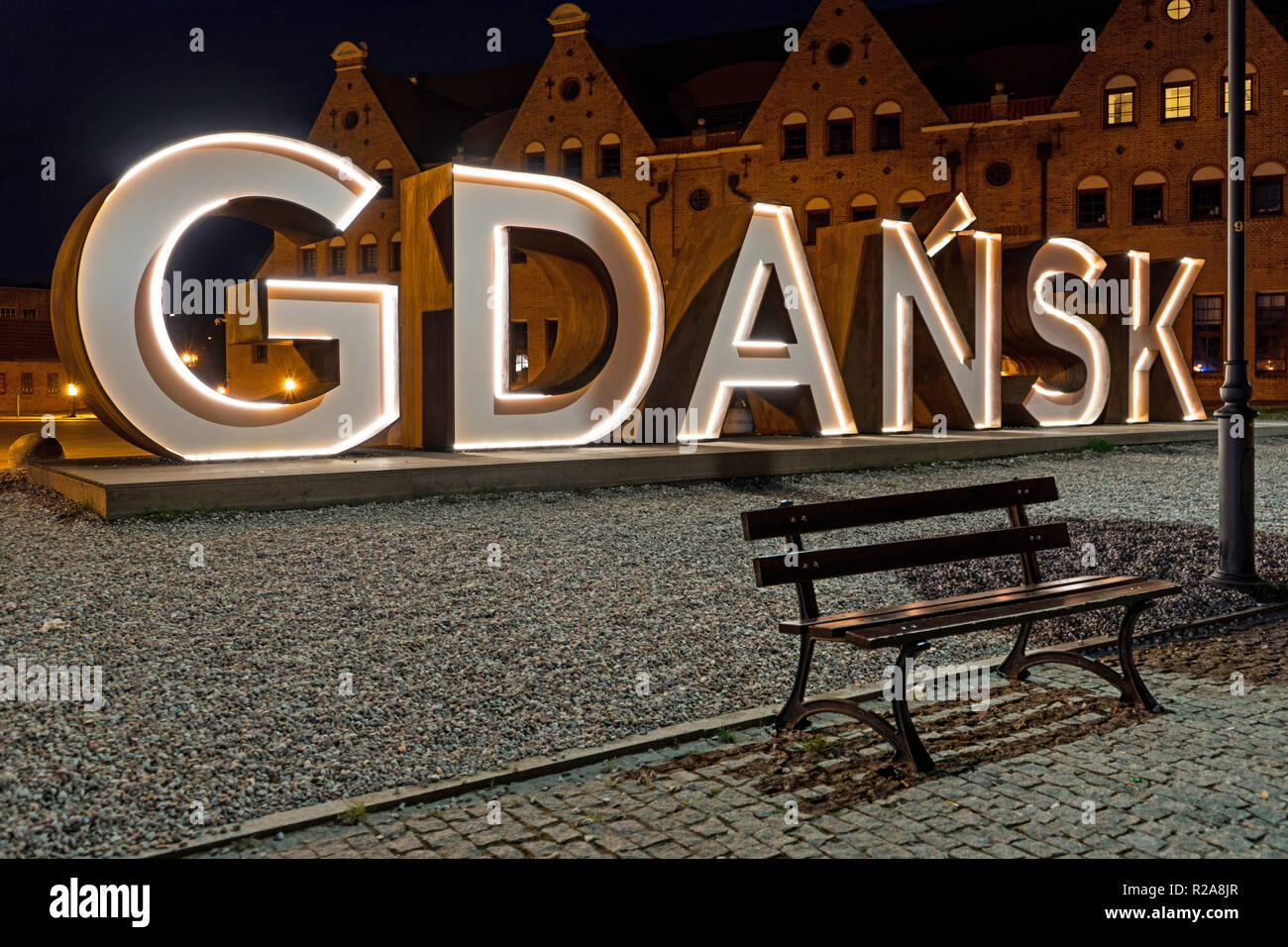 Ein Kunstwerk mit dem Namen der Stadt Danzig, Polen eluminated in der Nacht. Stockfoto